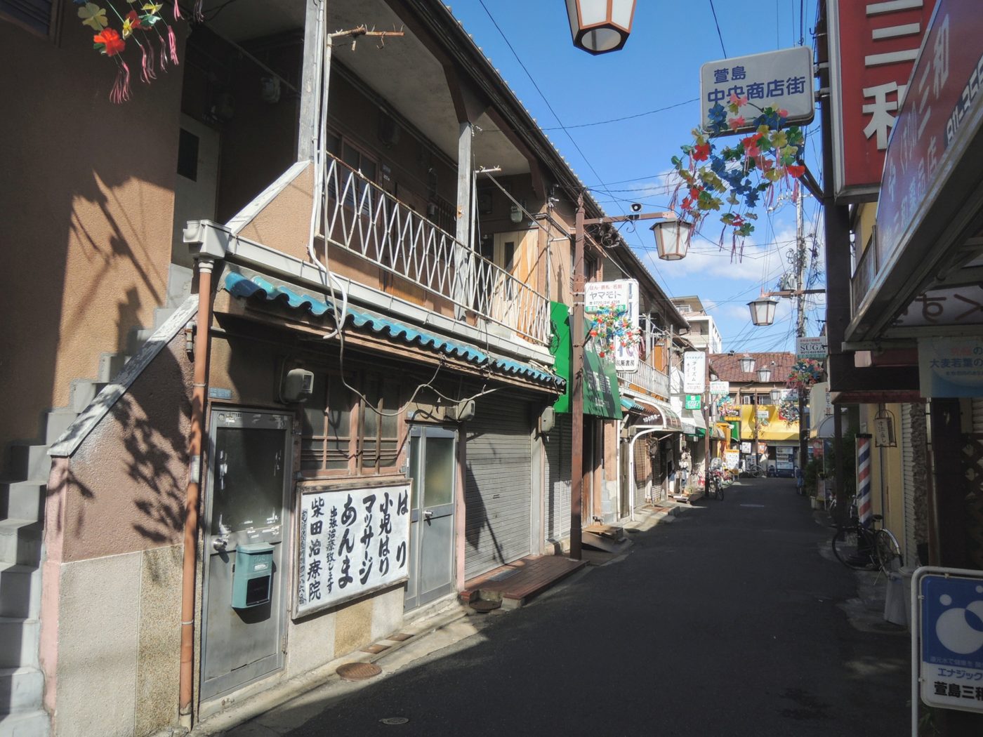 古い木造の建物が両側に並ぶ路地