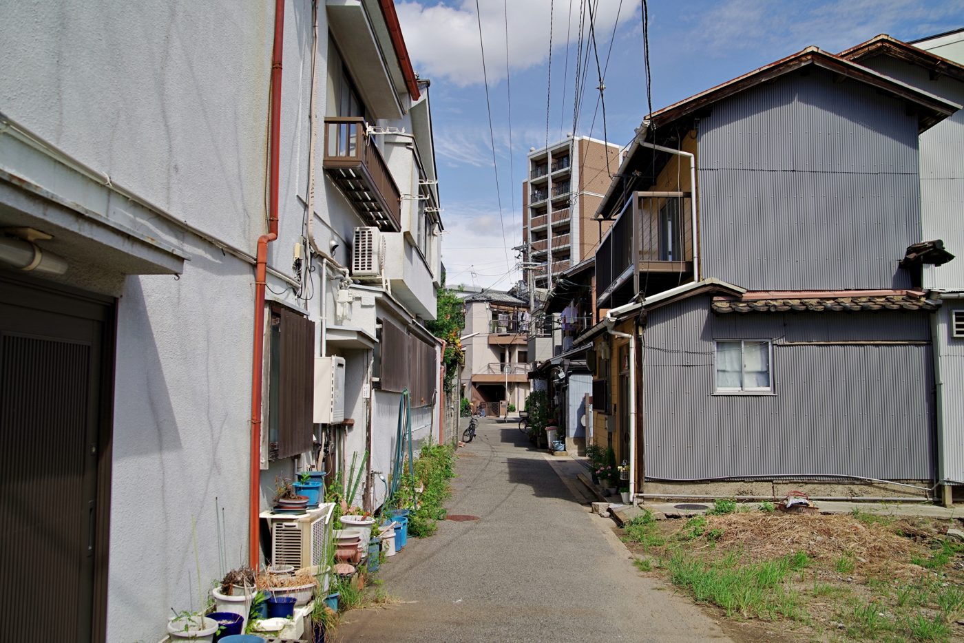 車の入れない幅の狭い道と古い住宅