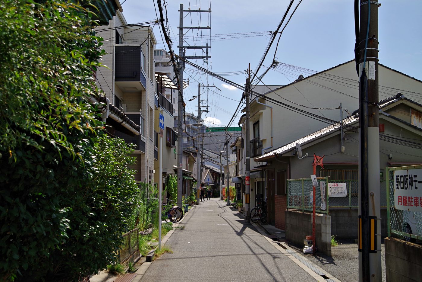 電柱が立つ住宅街の狭い道路