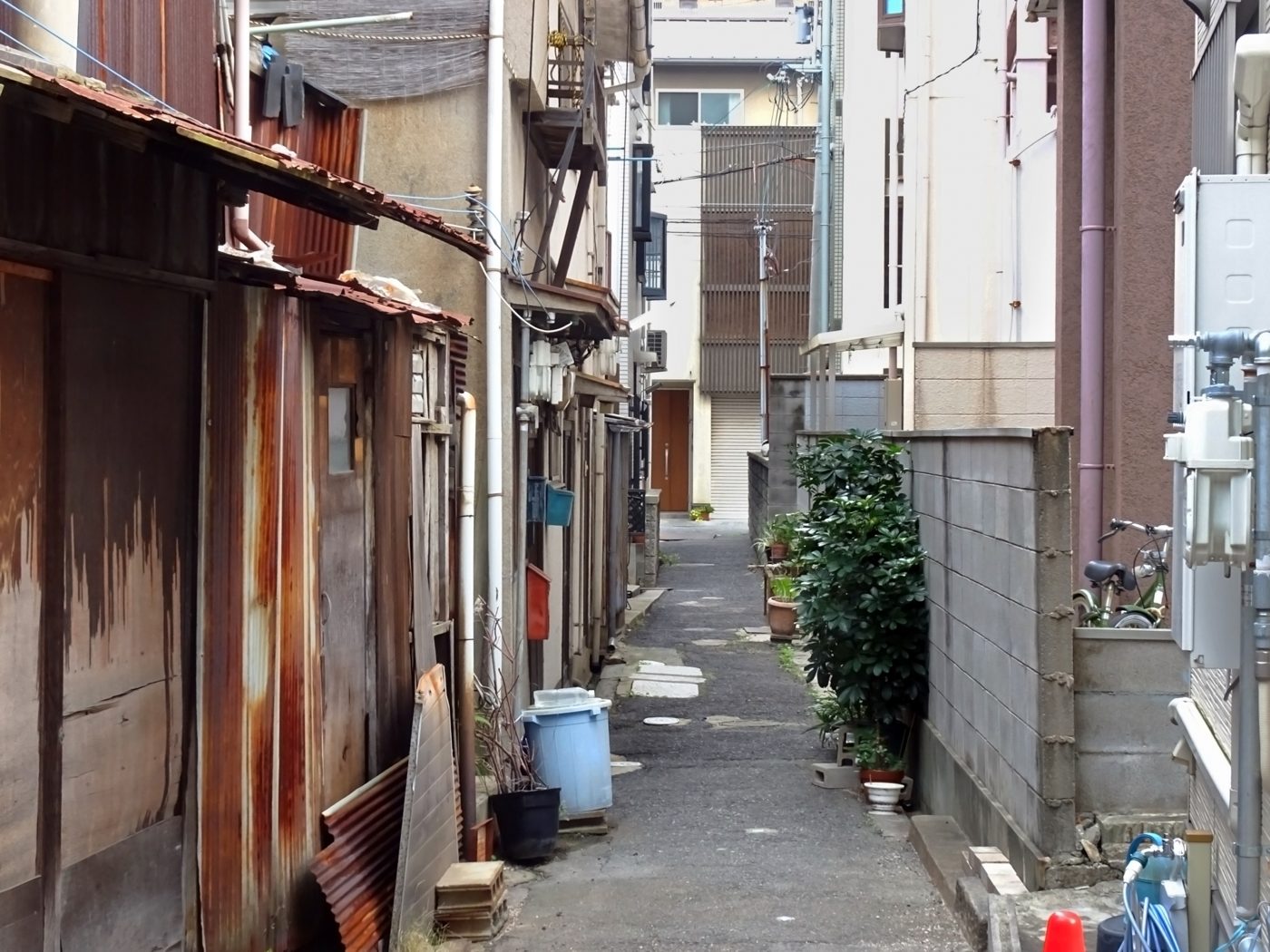 古い建物の間を奥へ続く細い路地