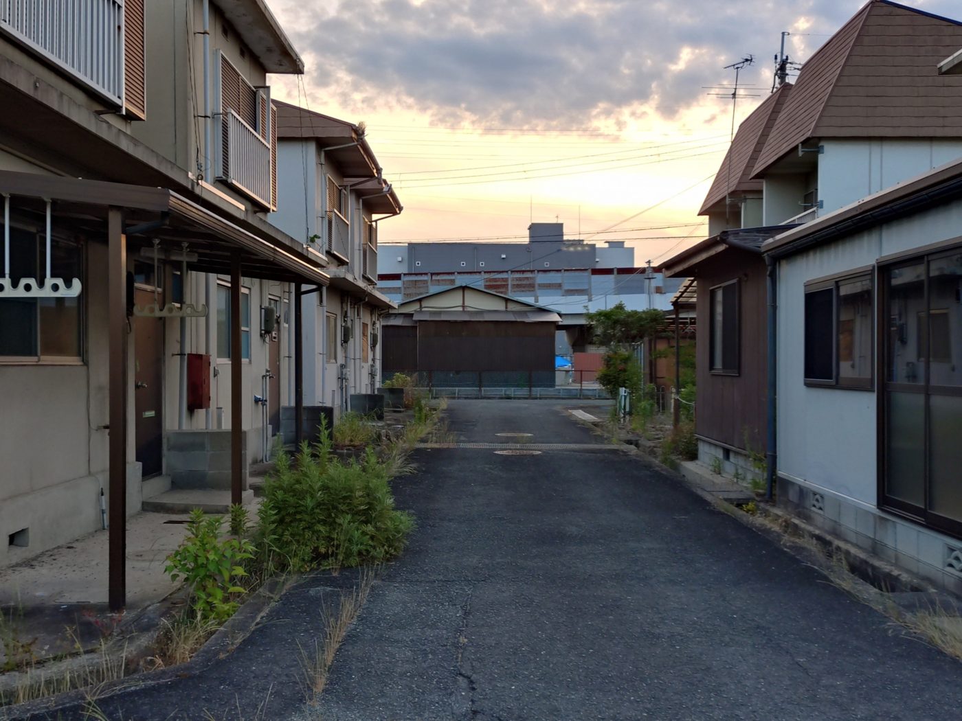 夕暮れの古い住宅街の道