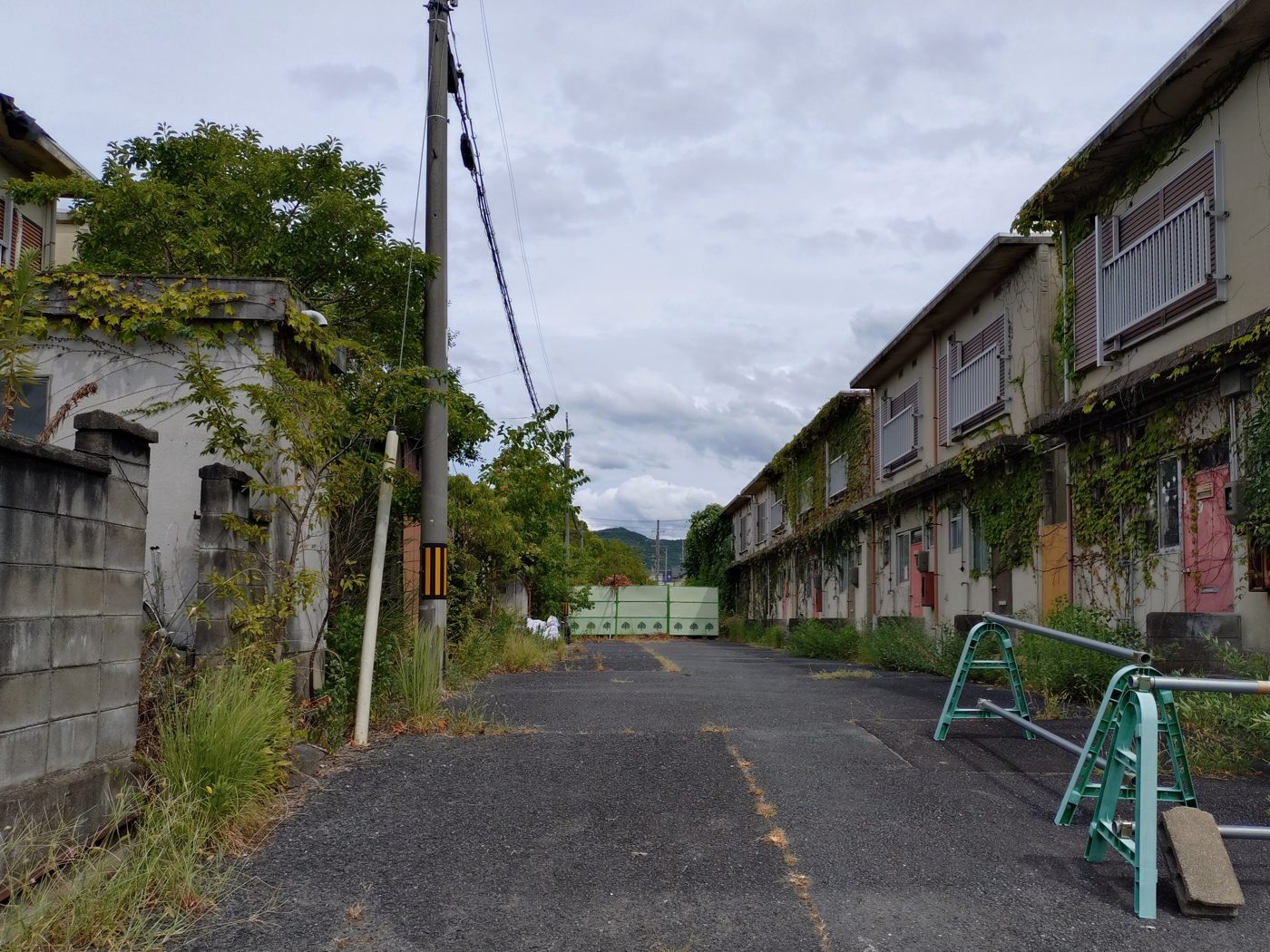 古い住宅棟の間の道