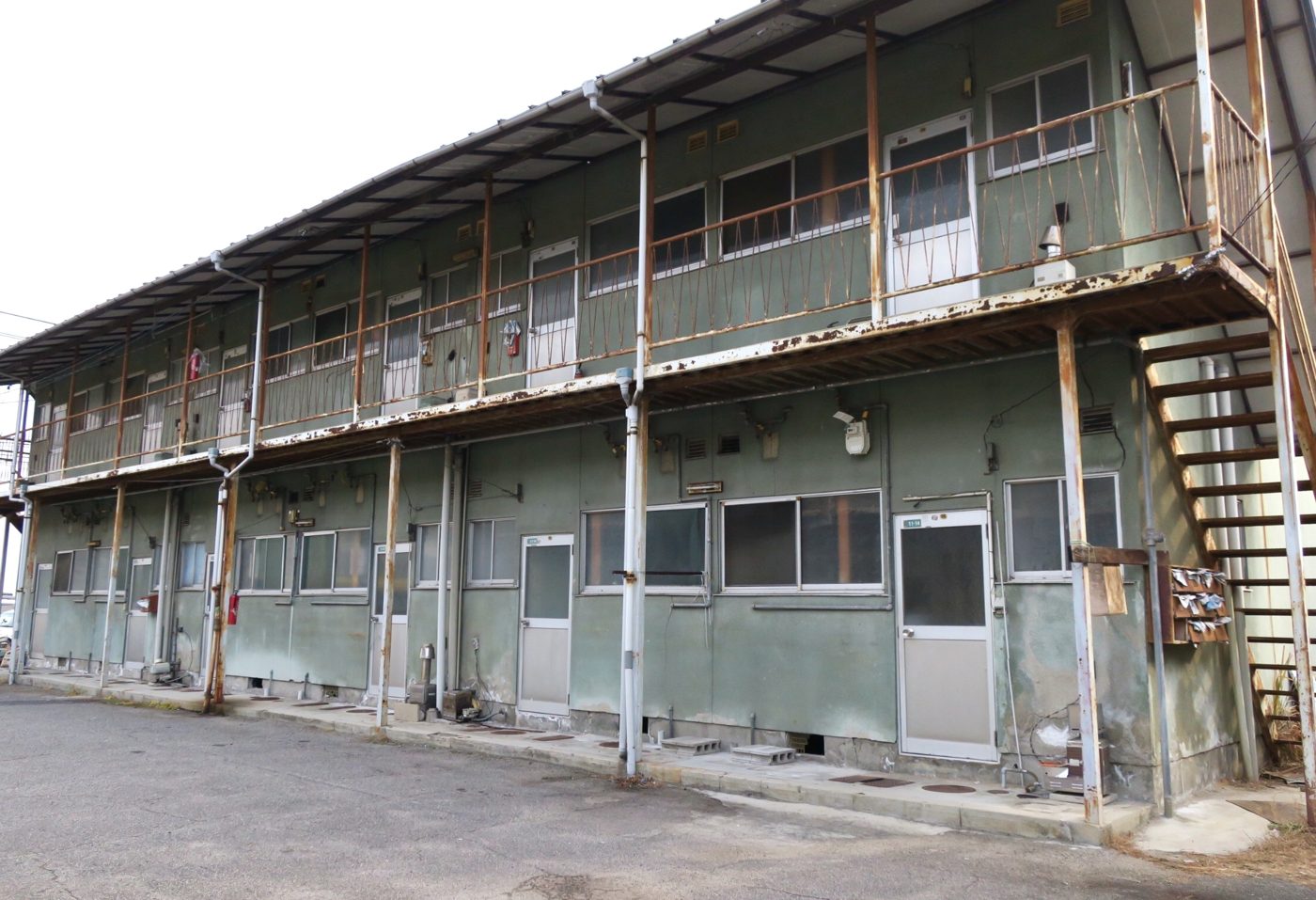 外階段のある昭和の木造2階建てアパート（文化住宅）