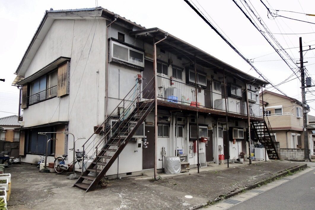 鉄骨外階段のある古い木造2階建てアパート