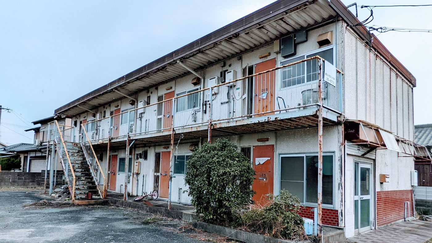 外階段が2か所ある長い木造2階建てアパート