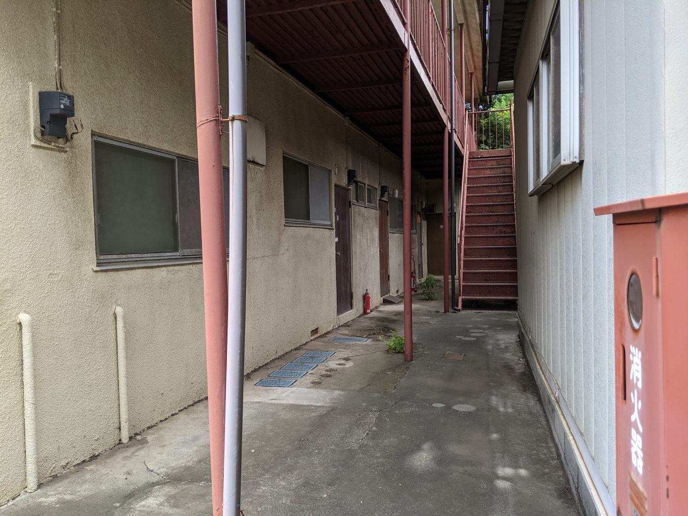 古いアパートの側面通路と外階段