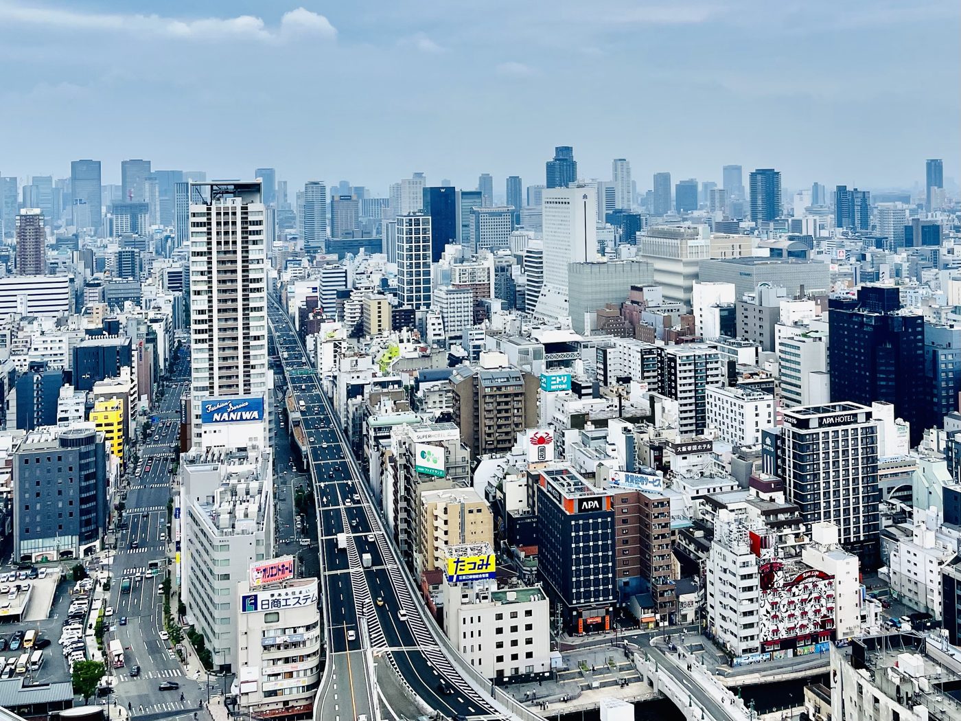 大阪市中心部のビル街と幹線道路