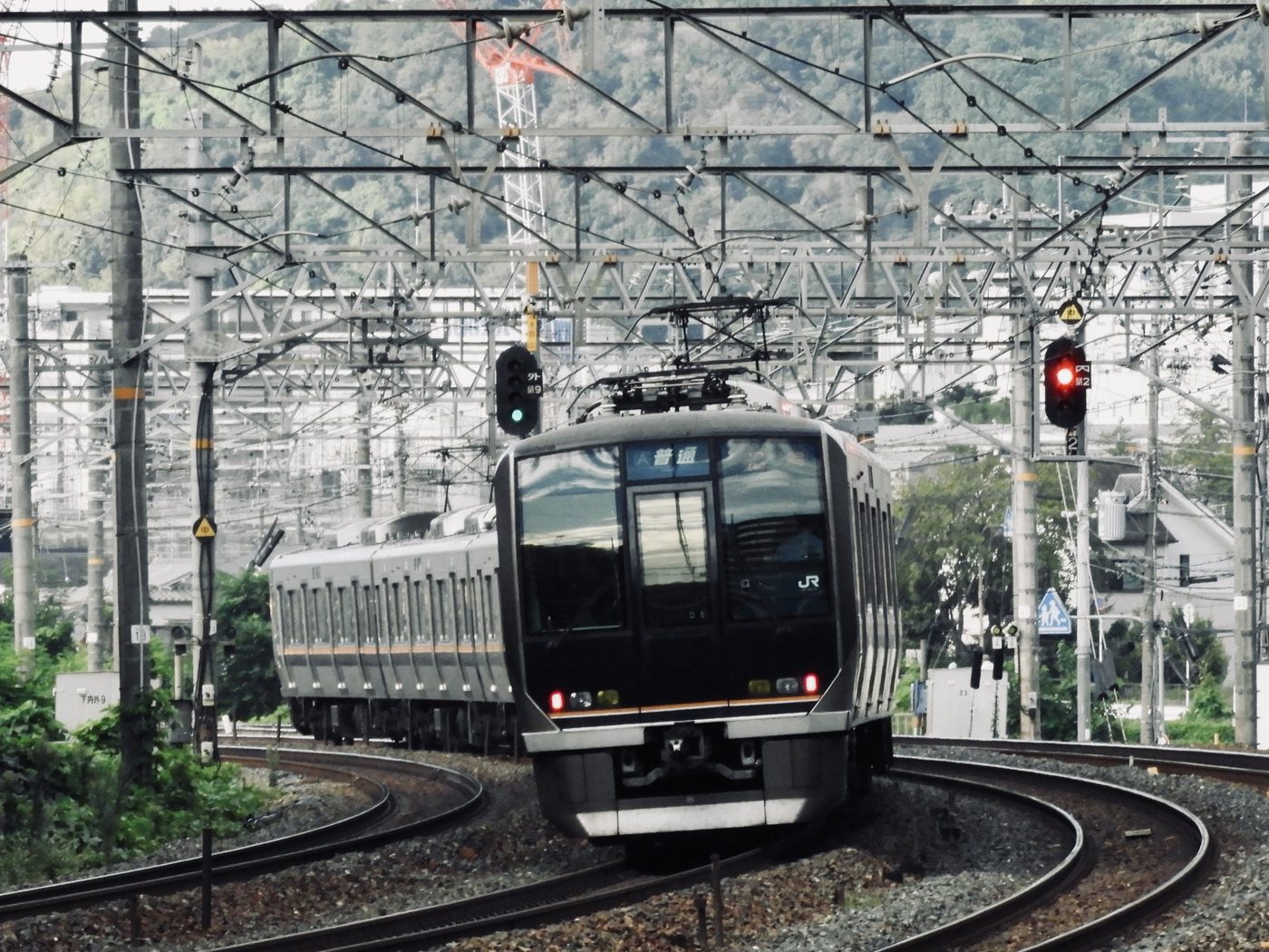 大阪の郊外を走る通勤電車