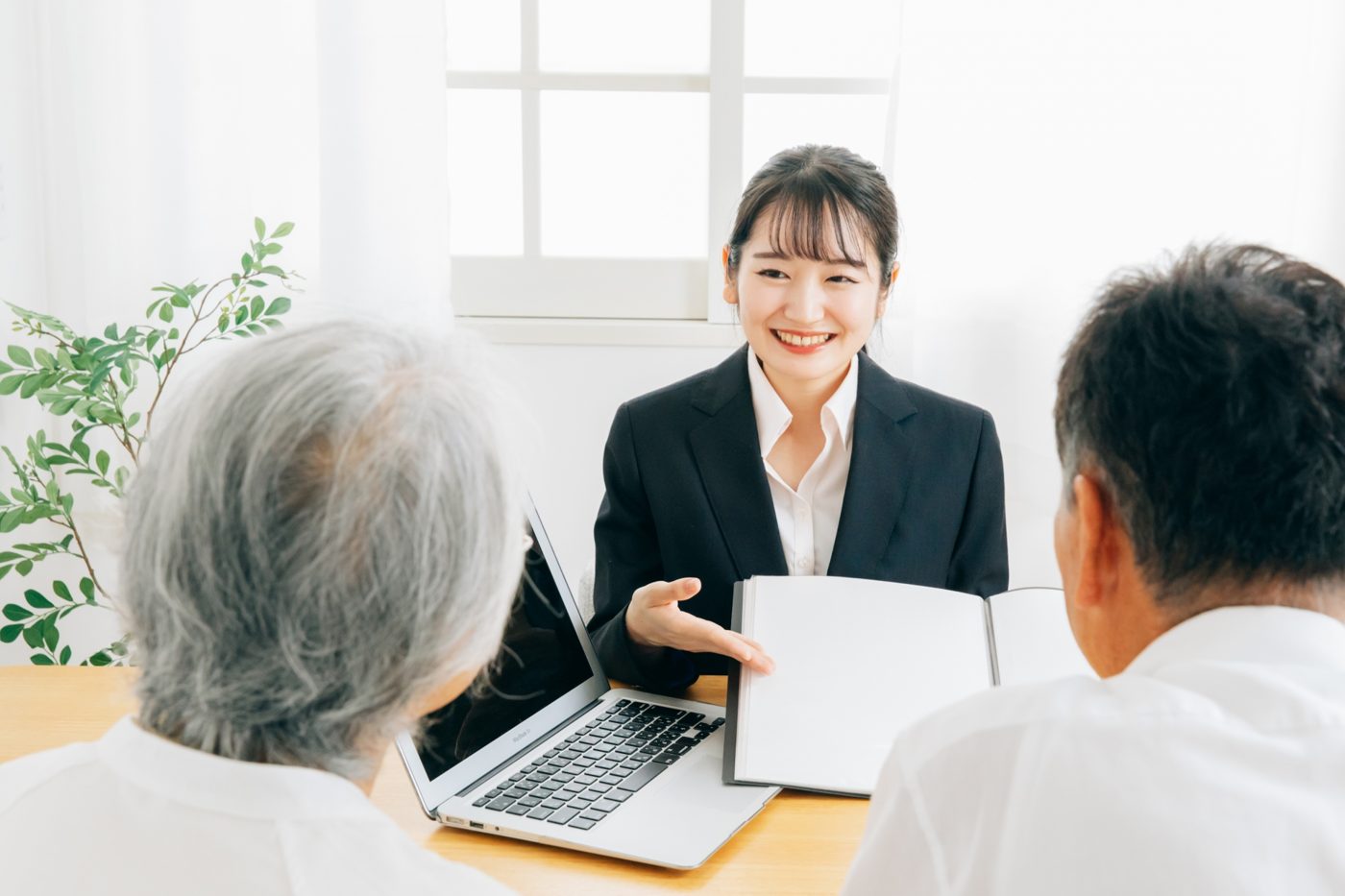 テーブルで売却の相談をするご夫婦と担当者