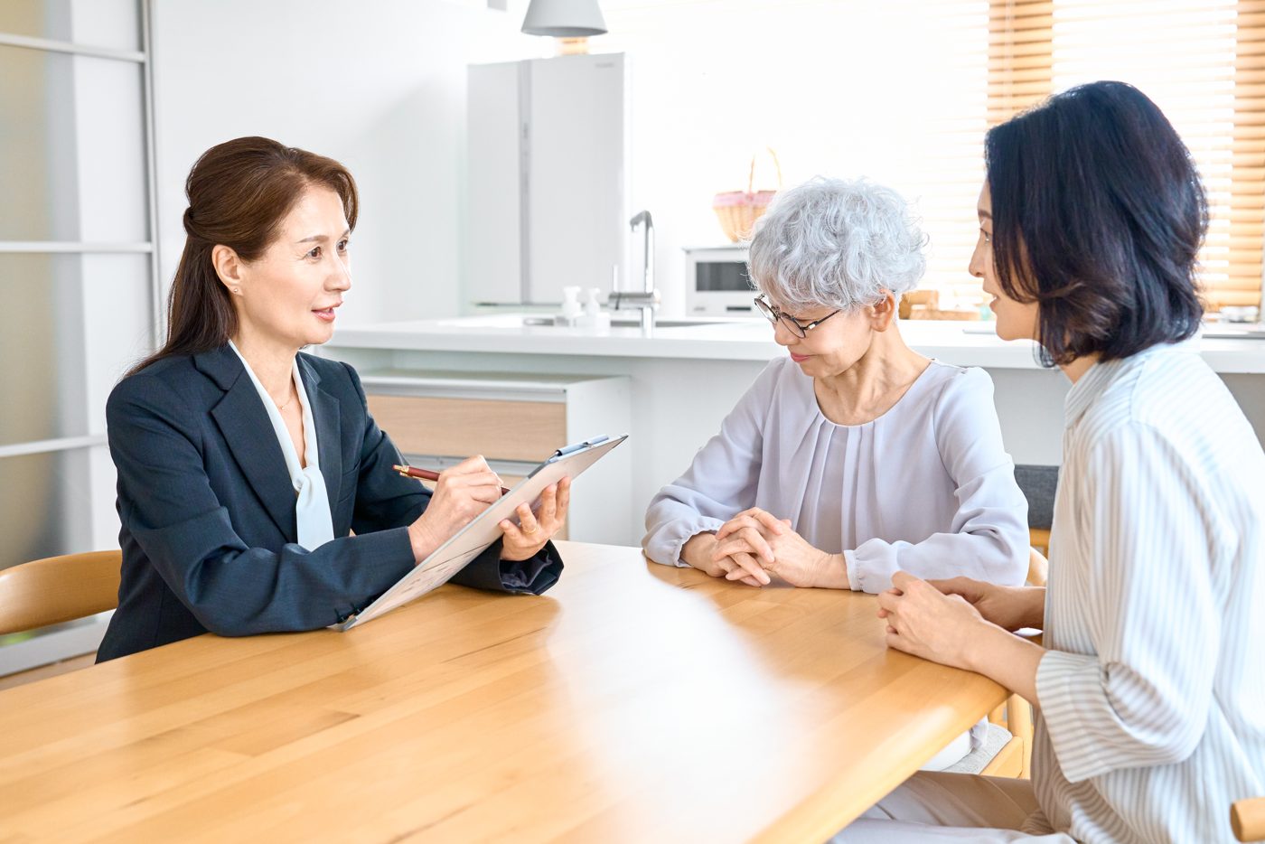 母と娘から話を聞く担当者