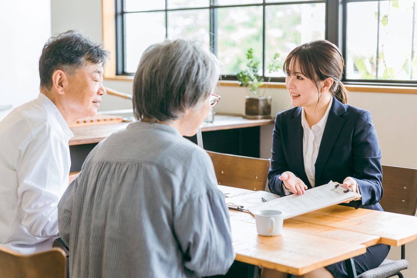 高齢の女性と担当者の打ち合わせ