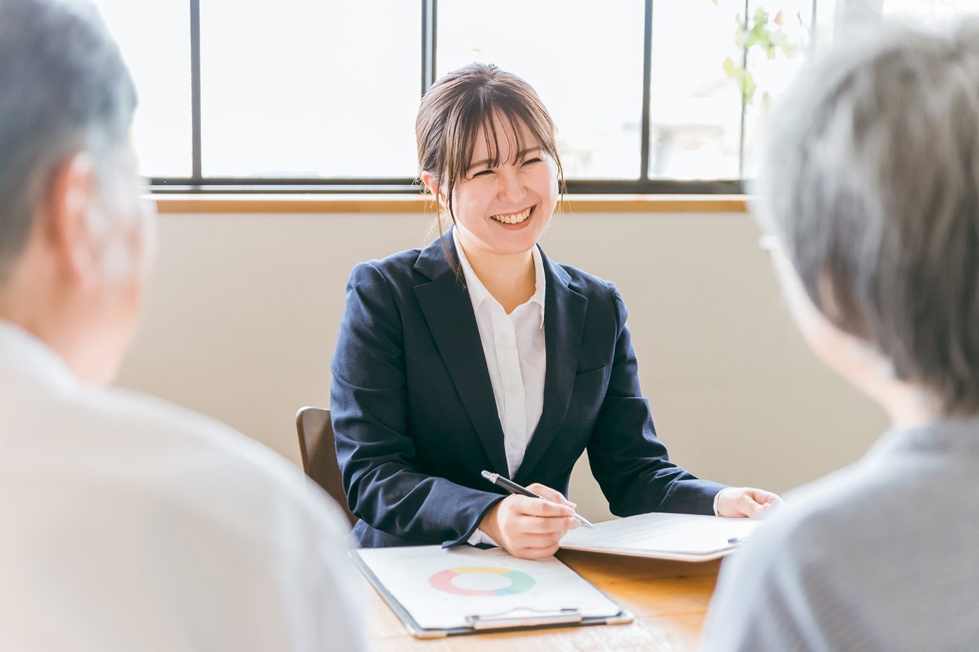 メモを取りながら話を聞く担当者