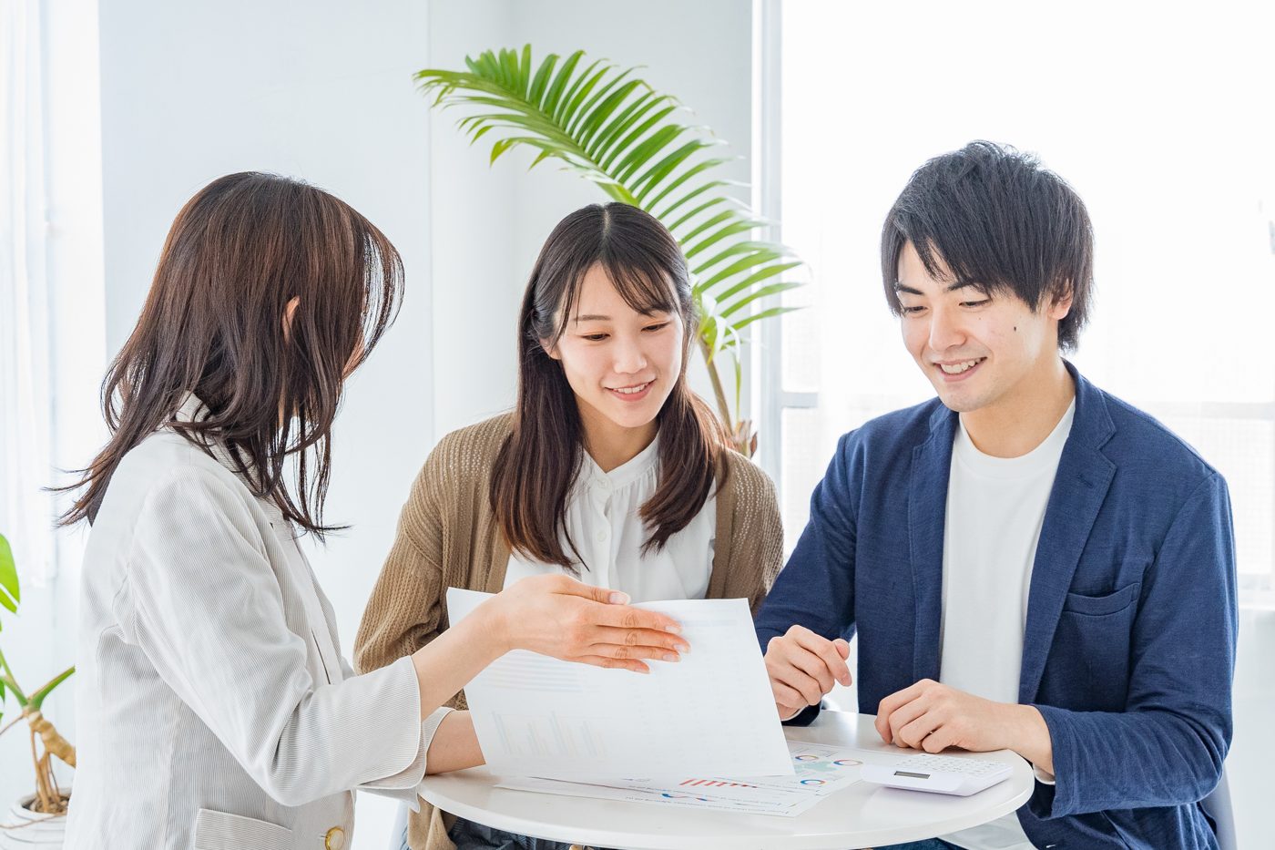 書類を見ながら家族で相談する若い世代