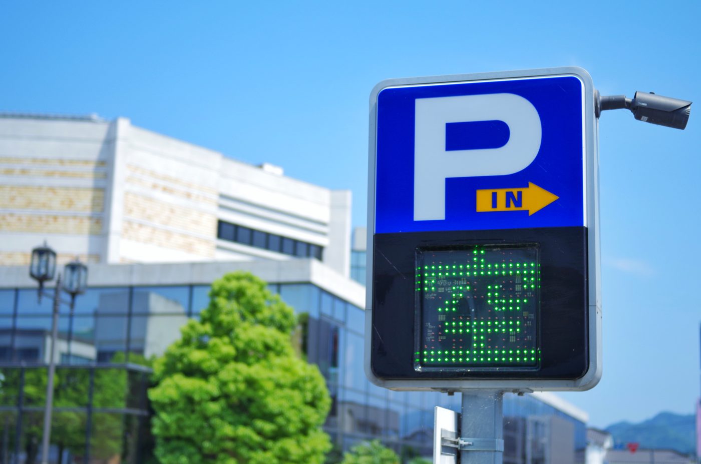 駐車場の空車案内の看板