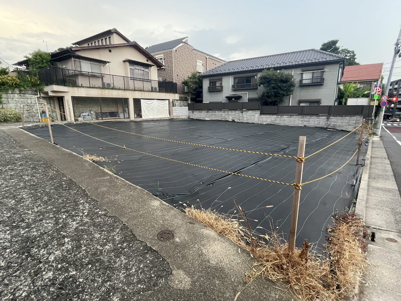 ロープで囲われた住宅地の空き地