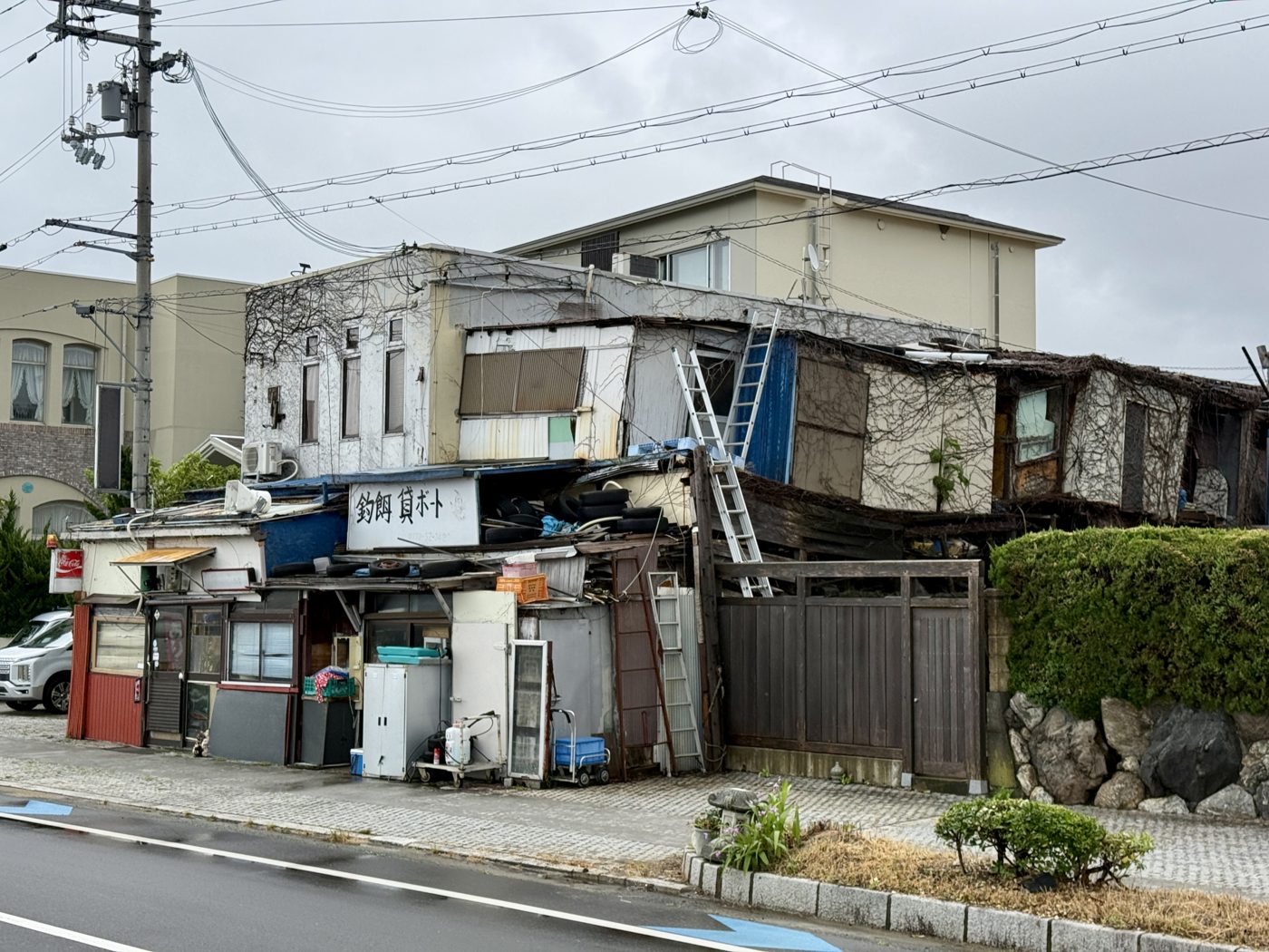 1階が店舗の古い木造2階建ての建物