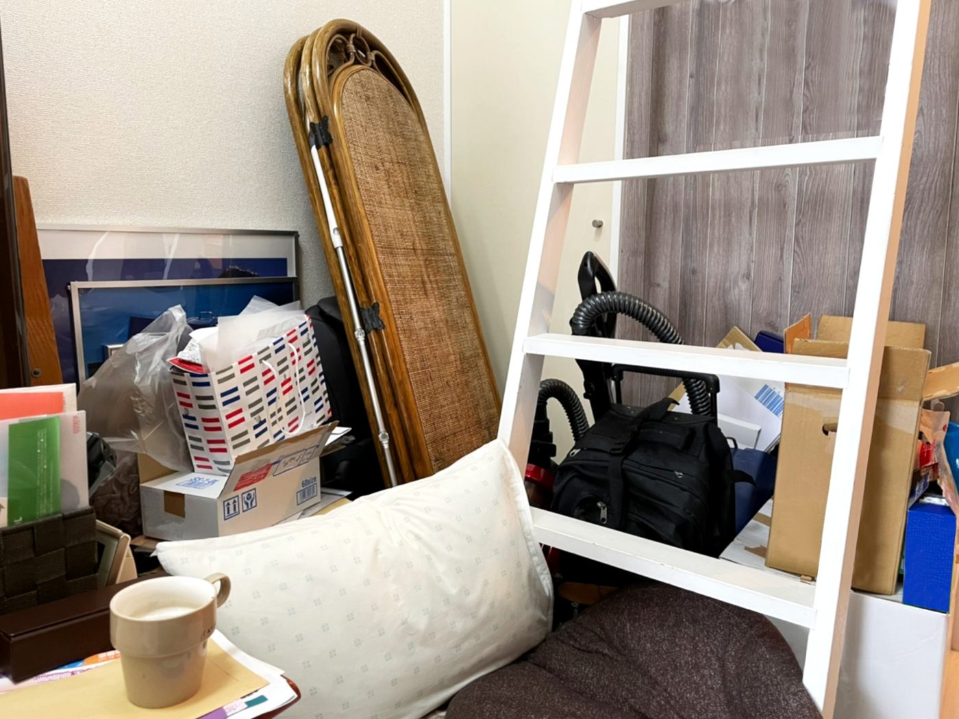 家具や日用品が残された部屋の一角